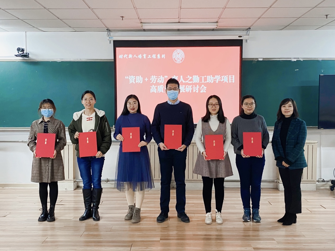 图片3 何璟炜为获奖教师代表颁奖.jpg