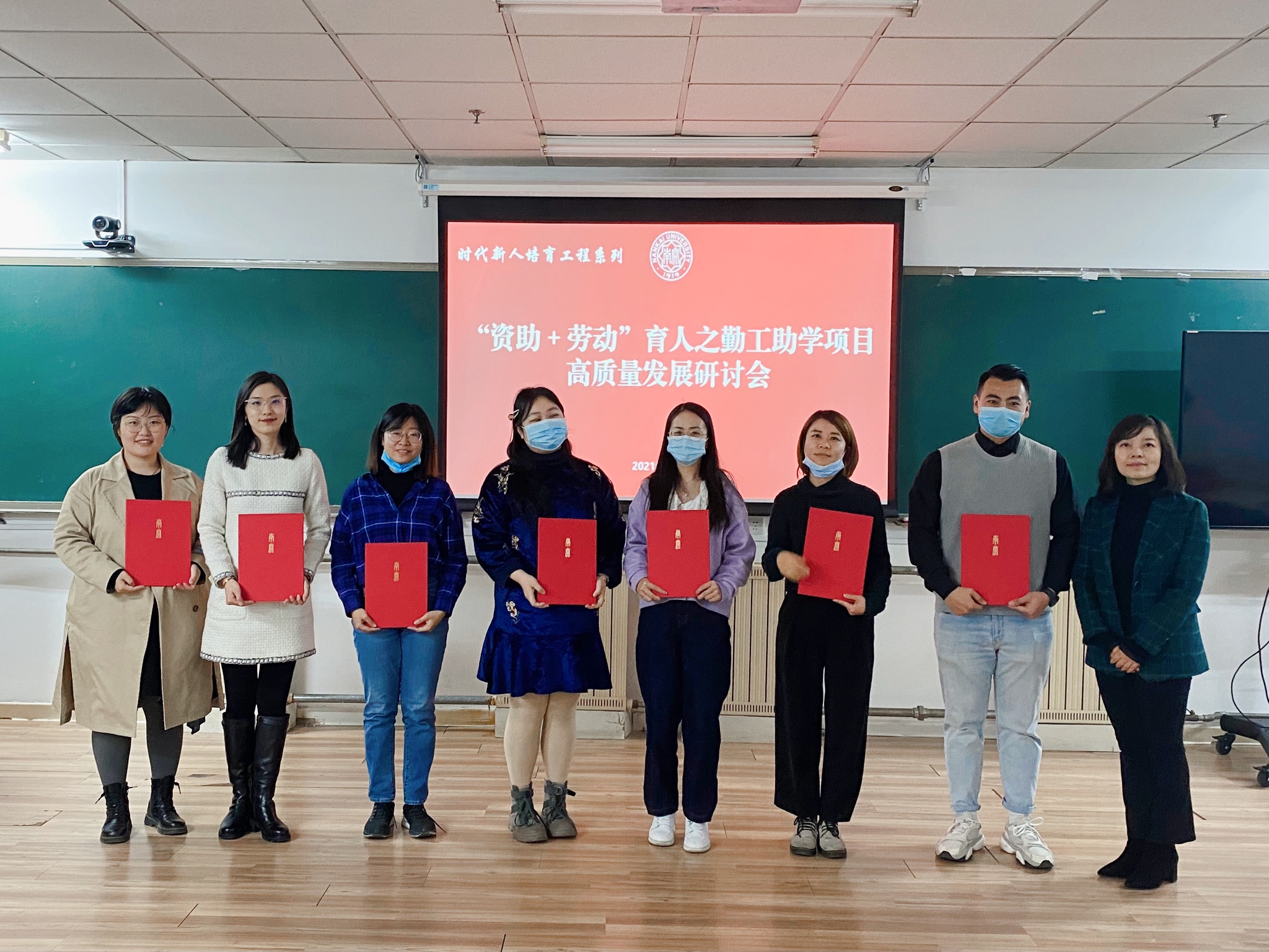 图片5 何璟炜为获奖教师代表颁奖.jpg